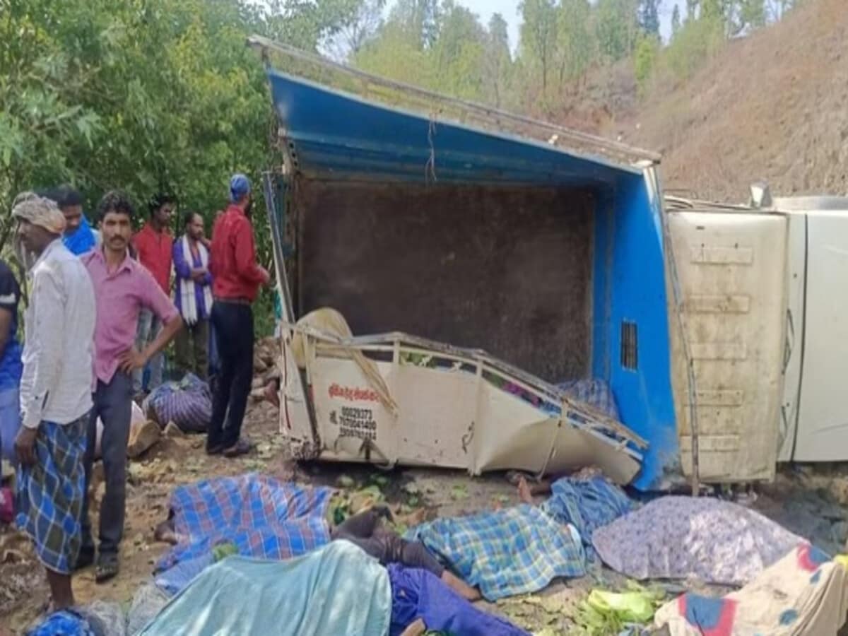छत्तीसगढ़ में बड़ा हादसा : पिकअप खाई में गिरी, 18 महिलाओं की मौत